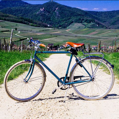Travelbike_4.jpg Vintage Fahrrad steht auf Schotterweg