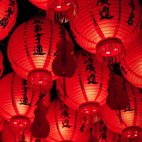rote Lampions von unten fotografiert in Taiwan
