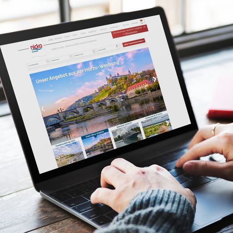 Nicko_Curises.jpg Mockup Laptop von Nicko Curises