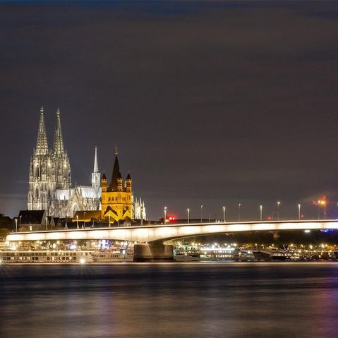 Die Skyline von Köln mit dem Kölner Dom bei Nacht