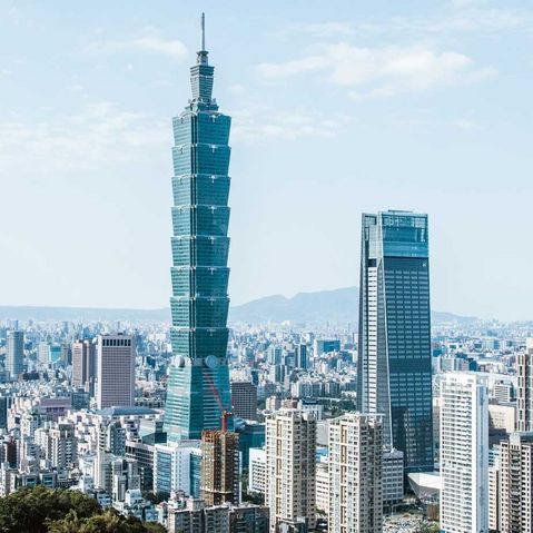 Eine Aussicht auf Taipei bei Tag und blauem Himmel