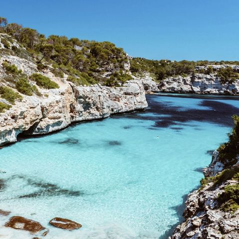 Blaue Lagune in Spanien umrandet von weißen Felsen