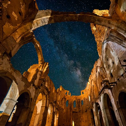 Sternenhimmel über Kirchruine in Aragón Spanien