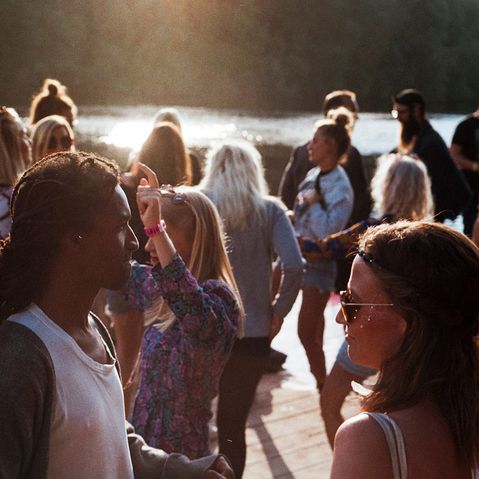 Adamare_Singelreisen_8.jpg Feiernde junge Menschen die Spaß haben und bei Sonnenuntergang tanzen