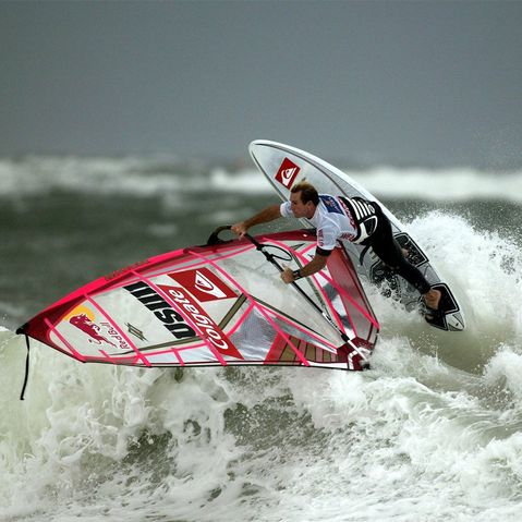 Ein Windsurfer in den Wellen vor der Insel Sylt