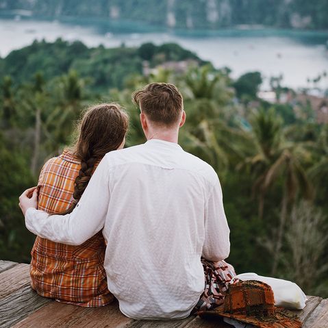 Ein junges Pärchen genießt Aussicht über Berge