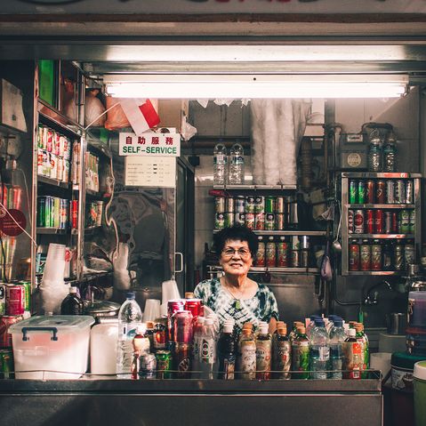 Singapur_online-Magazin.jpg Eine Frau in einem Food Stand in Singapur