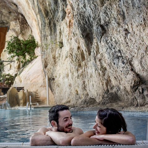 Junges Paar genießt Pool in Aragón Spanien