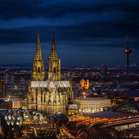 Der Kölner Dom bei Nacht aus der Dronenperspektive