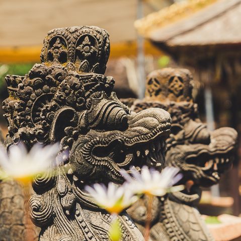 Eine Statur vor einem Temple