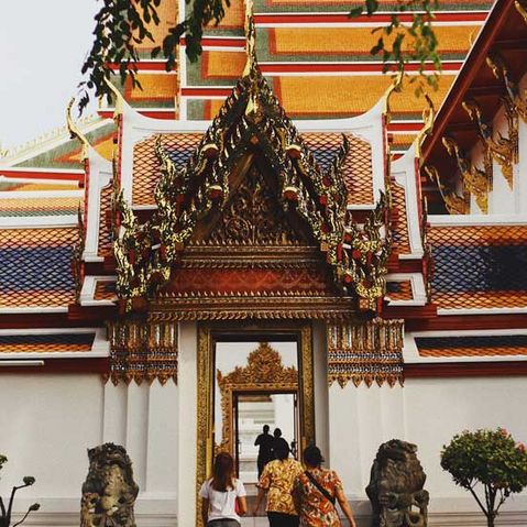 Ein mit Gol verzierter Thailändischer Tempel in Bangkok