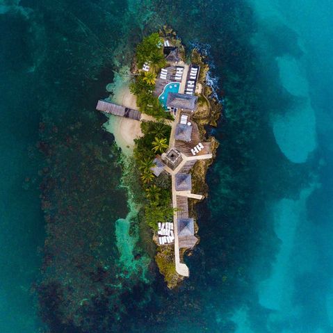 Ein Arial Foto von einer Insel im blauem Meer von Jamaika