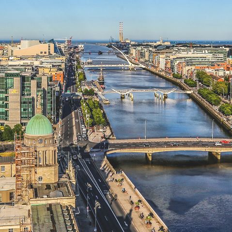 Ein Fluss in Irland welcher von mehreren Brücken überquert werden kann in einer Stadt