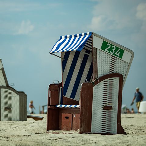 Leerer Strandkorb an der Ostseeküste