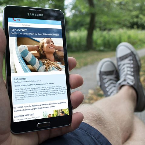 Buchungsportal TUI CAMPER Mockup Smartphone Samsung Atmosphäre beim Campen mit dem Buchungsportal TUI CAMPER