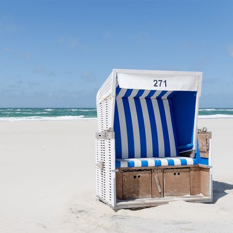Ein Strandkorb am Sandstrand der Insel Sylt