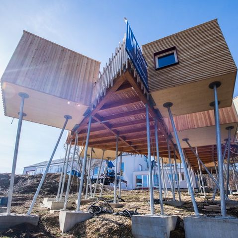 DJH.jpg DJH Holzhaus auf Stelzen