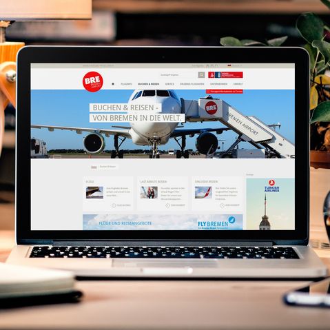 Front_view_of_MacBook_Pro.jpg Mockups Webseite Bremer Airport Laptop