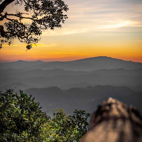 Sonnenuntergang über Bergen in Thailand