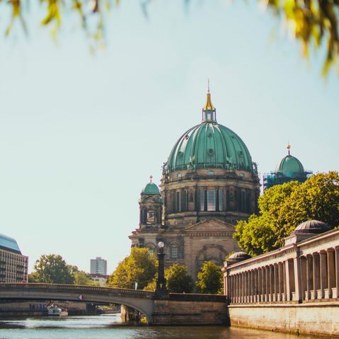 VisitBerlin Der Berliner Dom in Berlin davor die Spree in Sommer für VisitBerlin