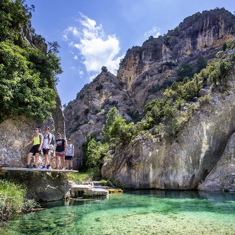 Junge Menschen wandern entlang Fluss in Aragón Spanien