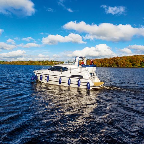 Eine Yacht fährt auf einem Gewässer in Irland