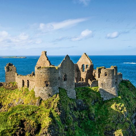 Ein Burgruine in Irland, welche auf einer Insel steht