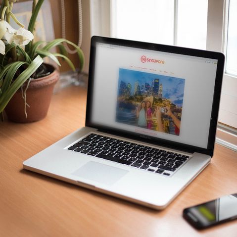 Mockup Singapur eMagazin Laptop