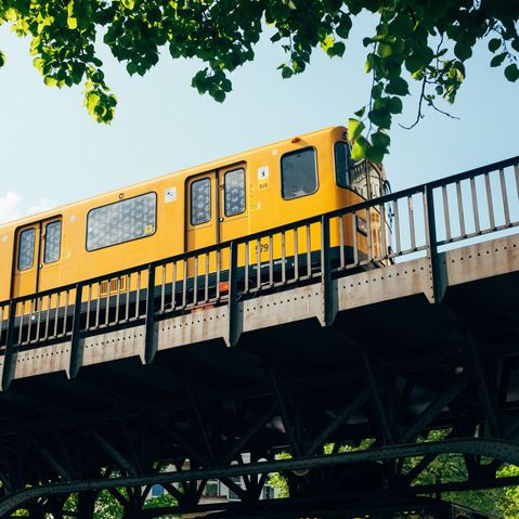 VisitBerlin Die gelbe Berliner S Bahn fährt über die Brücke am Hackeschen Markt in Berlin