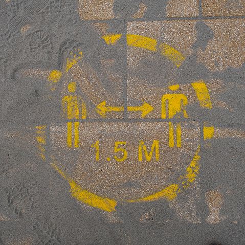 1.5 Meter Abstand Graffiti auf Straße mit Sand