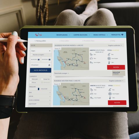 Buchungsportal TUI CAMPER Mockup Tablet Atmosphäre mit dem Buchungsportal TUI CAMPER