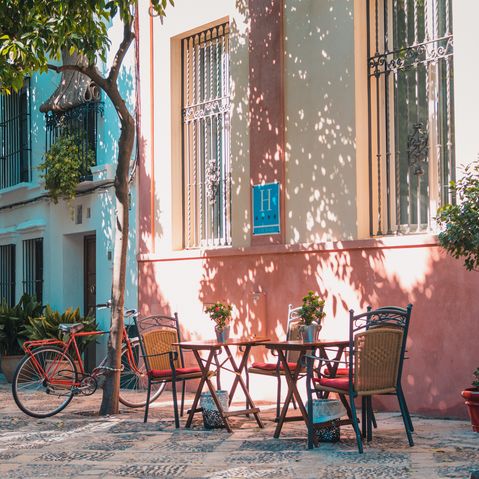 Tisch mit zwei Stühlen vor Haus in Spanien