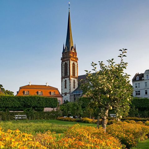 Ein Kirchturm von einem Dorf in Hessen bei Sonnenuntergang