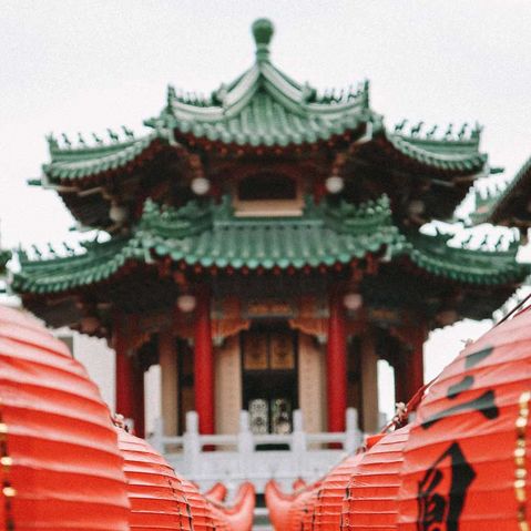 Ein Temple in Taiwan mit roten Lampions
