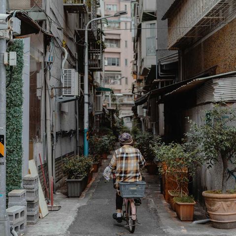 Ein Mann in einer Wohnhaussiedlung in Taiwan